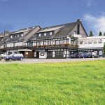 Voorkant hotel in de zomer 